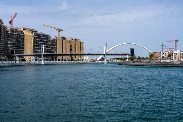 Guindastes Torno Nova Construção Apartamentos Lado Canal Dubai Com Ponte — Fotografia de Stock