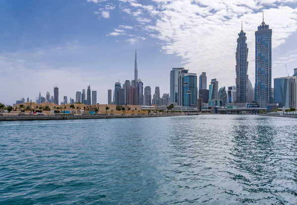 Lage Huizen Naast Dubai Canal Met Flatgebouwen Binnenstad Achter Rug — Stockfoto
