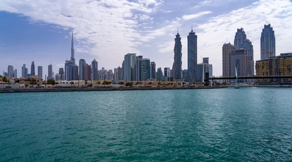 迪拜运河沿岸的低层家庭住房 市区的公寓楼在后面 — 图库照片