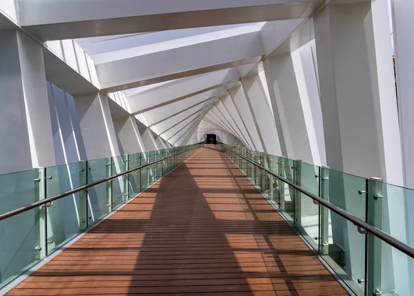 水路上のドバイ水運河橋のねじれらせん設計のインテリア — ストック写真