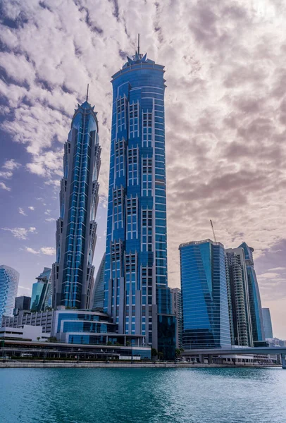 Нові Житлові Квартали Набережній Круговій Дорозі Вздовж Дубайського Каналу Драматичним — стокове фото