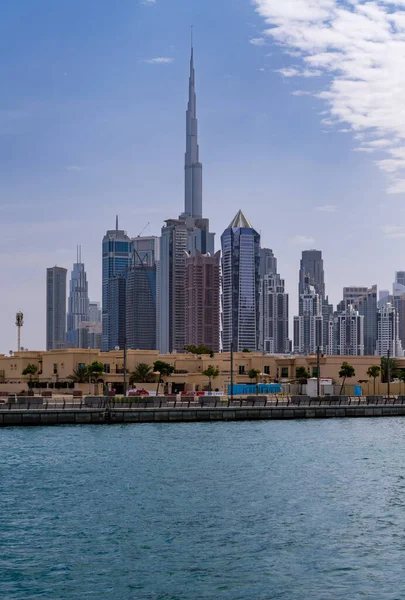 Niedrige Einfamilienhäuser Entlang Des Dubai Kanals Mit Wohnblöcken Der Innenstadt — Stockfoto