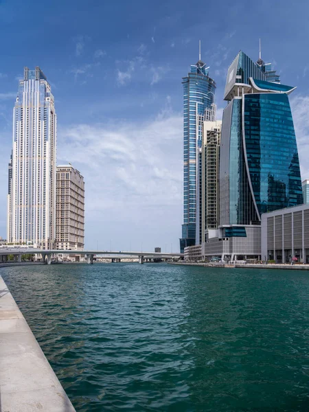 迪拜运河海滨和自行车道上的新公寓大楼和酒店 — 图库照片