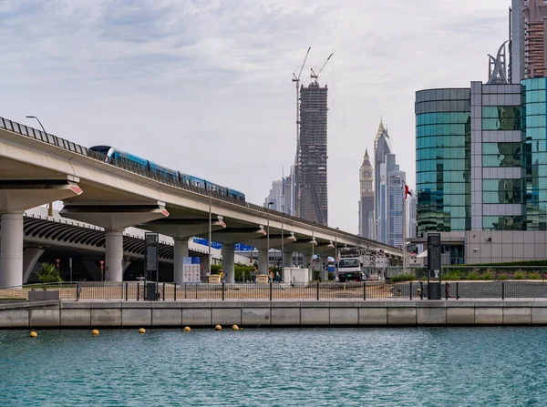 阿拉伯联合酋长国迪拜 2023年4月2日 迪拜地铁的绿线穿过运河进入商业区 — 图库照片