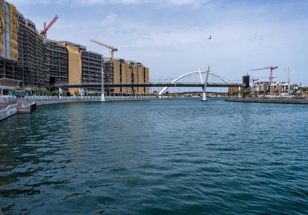 Kranar Runt Nybyggnation Lägenheter Längs Dubais Kanal Med Toleransbro Bakom — Stockfoto