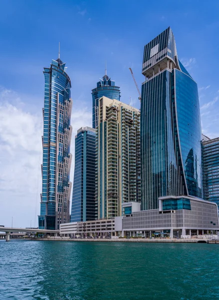Dubai Verenigde Arabische Emiraten April 2023 Appartementenblokken Aan Waterkant Fietspad — Stockfoto