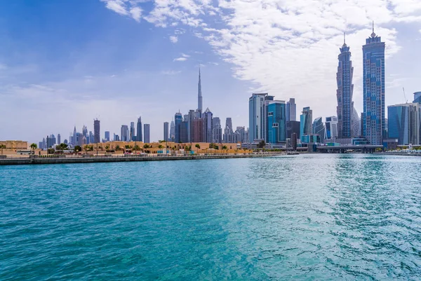 Lage Huizen Naast Dubai Canal Met Flatgebouwen Binnenstad Achter Rug — Stockfoto