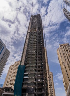 Vinçler ve bina, BAE 'deki Dubai Marina rıhtımının etrafındaki yeni apartman blokları etrafında çalışıyor.