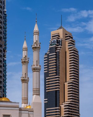 Dubai Marina 'daki bir caminin minareleri arasında zıtlık var.