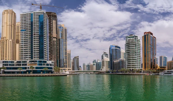 アラブ首長国連邦のドバイマリーナの水を囲む背の高いアパートのブロック — ストック写真