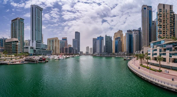 Panorama Wysokich Apartamentowców Otacza Wodę Dubai Marina Zjednoczonych Emiratach Arabskich — Zdjęcie stockowe