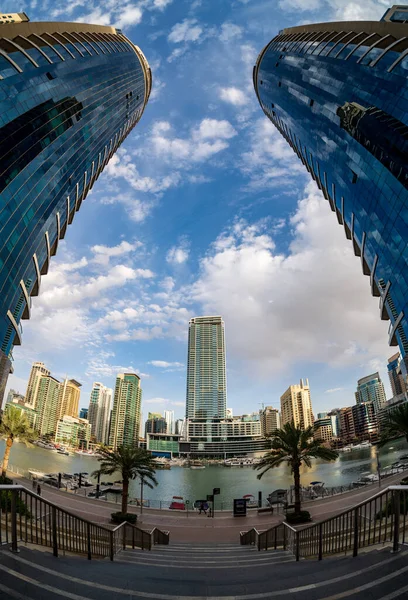 アラブ首長国連邦ドバイマリーナの水で背の高いアパートやホテルの極端な広角魚の目のビュー — ストック写真