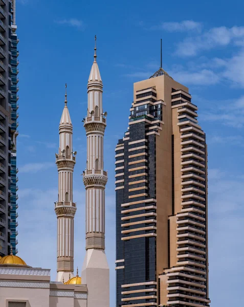 Contrast Tussen Minaretten Van Een Moskee Omringd Door Torenblokken Dubai — Stockfoto