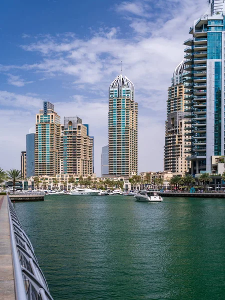Blocos Apartamentos Altos Cercam Água Marina Dubai Nos Emirados Árabes — Fotografia de Stock