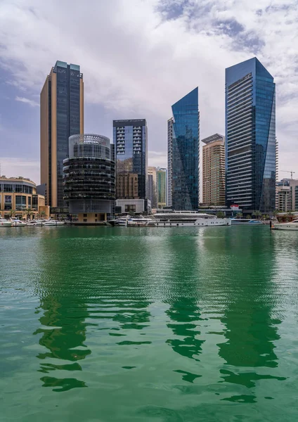 Dubái Emiratos Árabes Unidos Abril 2023 Barcos Motorizados Atracados Por —  Fotos de Stock