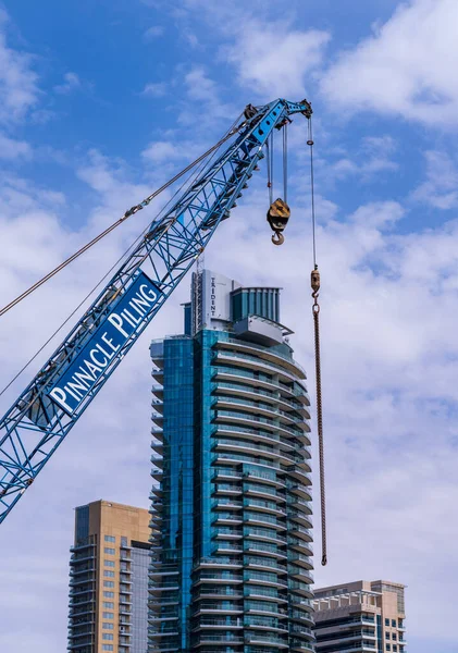 阿拉伯联合酋长国迪拜 2023年4月2日 珠峰吊车与迪拜码头旁的新公寓楼并存 — 图库照片