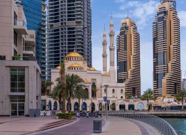 阿拉伯联合酋长国迪拜 2023年4月2日 迪拜码头被塔楼包围的清真寺 — 图库照片