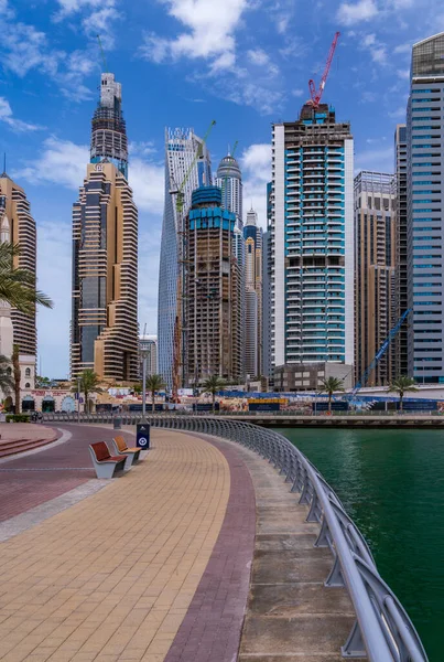 Dubai Emiratos Árabes Unidos Abril 2023 Grandes Bloques Apartamentos Rodean — Foto de Stock
