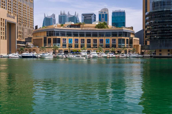Dubái Emiratos Árabes Unidos Abril 2023 Barcos Motorizados Atracados Por —  Fotos de Stock