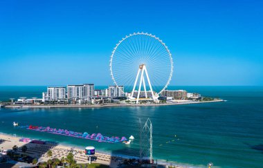 Ain Dubai ya da Dubai Göz Gözlem Çarkı JBR sahilinin açıklarındaki BlueWaters Adası 'nda.