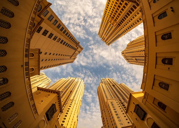 Dubai Deki Jbr Sahili Ndeki Otel Kulelerinin Balık Gözlü Lensleriyle — Stok fotoğraf