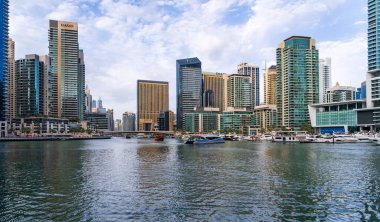 Dubai, BAE - 2 Nisan 2023: Dhow tekneleri öğleden sonra gün batımı gezisi için marinadan ayrılıyor
