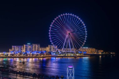 Dubai, BAE - 2 Nisan 2023: BlueWaters Adası 'ndaki Ain Dubai Gözlem Çarkı' nın yapısına ışık