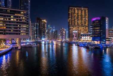 Dubai, BAE - 2 Nisan 2023: Parlak Dubai Marina 'nın gece panoraması
