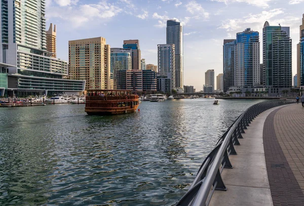 Dubaj Zjednoczone Emiraty Arabskie Kwietnia 2023 Łodzie Dhow Opuszczające Przystań — Zdjęcie stockowe