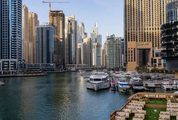 阿拉伯联合酋长国迪拜 2023年4月2日 停泊在繁忙港口迪拜码头的游轮顶部的桌子 — 图库照片