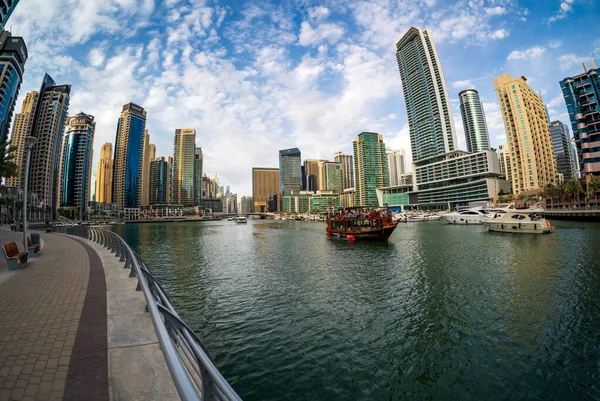 Dubaj Zjednoczone Emiraty Arabskie Kwietnia 2023 Widok Statek Rybacki Opuszczający — Zdjęcie stockowe