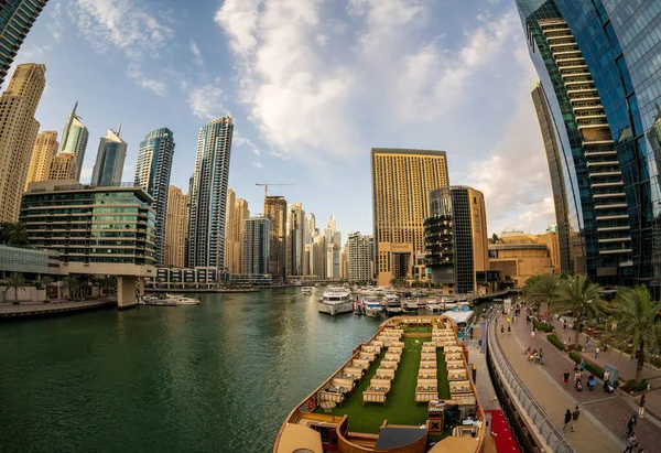阿拉伯联合酋长国迪拜 2023年4月2日 停泊在繁忙港口迪拜码头的游轮顶部桌子的鱼眼视图 — 图库照片