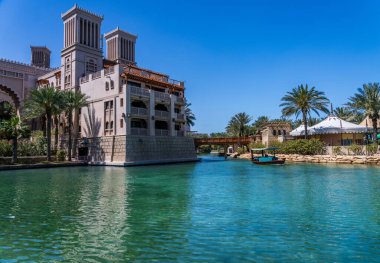 Souk Madinat kavşağında eski ahşap köprüsü olan su yolu.