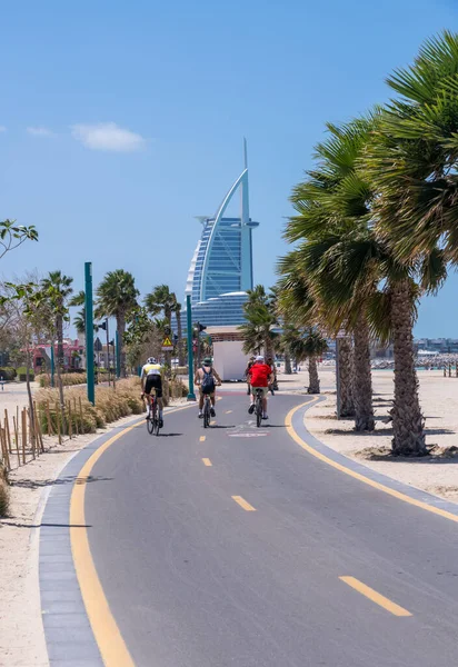 Tres Ciclistas Cabalgan Largo Pista Ciclismo Jumeirah Wild Playa Pública —  Fotos de Stock