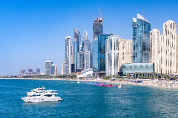 Turisták Jbr Strand Jumeirah Területén Dubai Panorámával Szállodák Apartmanok Mögött — Stock Fotó