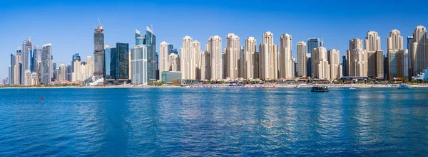 迪拜Jumeirah海滩住宅区海滨旅馆间新公寓的全景 — 图库照片