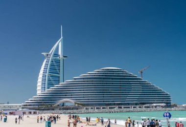 Dubai, BAE - 2 Nisan 2023: Burj al Arab, Jumeirah 'daki Marsa al Arab otellerinin arkasındaki halk plajından