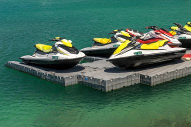 Dubai, BAE - 2 Nisan 2023: Jumeirah Sahili 'nde sürat tekneleri ve dalga koşucuları