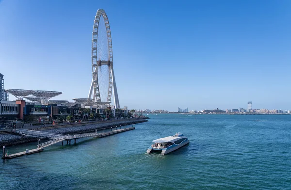 阿拉伯联合酋长国迪拜 2023年4月3日 迪拜轮渡经过蓝水岛上的Ain Dubai观测轮 — 图库照片