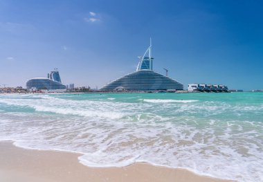 Jumeirah halk plajından Burç al Arab 'ın Dubai sahilinde arkasında inşa ettiği Marsa al Arab otelinin görüntüsü