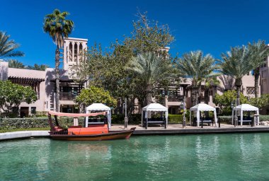 Dubai 'deki Madinat Jumeirah Meydanı' nın su kıyısında küçük bir dhow.