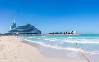 Jumeirah halk plajından Burç al Arab 'ın Dubai sahilinde arkasında inşa ettiği Marsa al Arab otelinin görüntüsü