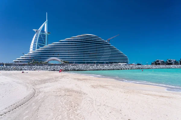 从Jumeirah公共海滩观看在迪拜海岸建造Burj Arab酒店的情况 — 图库照片
