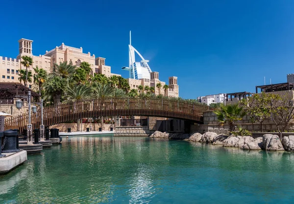 迪拜Souk Madinat Jumeirah附近的水路餐厅 背景是标志性的阿拉伯酒店 — 图库照片
