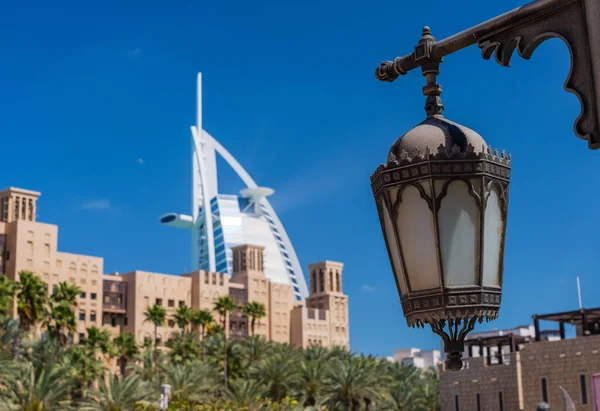 Hôtel Emblématique Burj Arab Arrière Plan Derrière Des Bâtiments Arabes — Photo