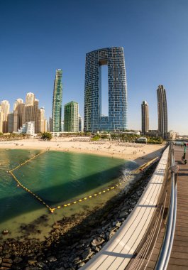 Dubai 'nin Jumeirah Sahili' ndeki apartman ve otellerin balık bakışı görüntüsü