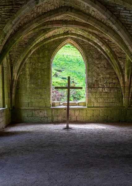位于英国约克郡的喷泉修道院的拱形拱顶的细节 — 图库照片