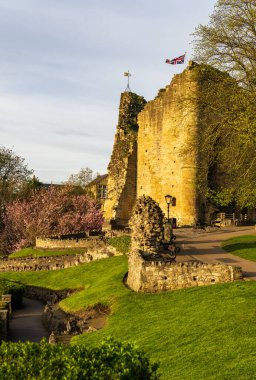 Yorkshire Harrogate yakınlarındaki Knaresborough nehrine bakan antik taş kale duvarları.