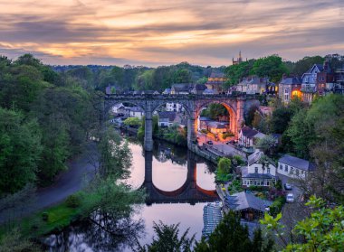 Knaresborough 'daki Nidd Nehri' nin üzerindeki taştan viyadük.