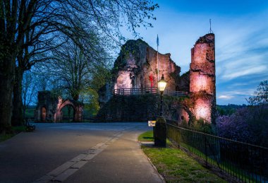 Yorkshire Harrogate yakınlarındaki Knaresborough nehrine bakan antik taş kale duvarları.